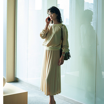 リラクシーで上品な「シャンパンベージュのセットアップ」ならオンライン映えもかなう