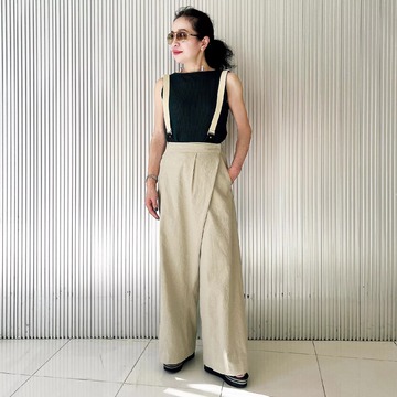 【50代パンツ】小柄さんでもスタイル決まると評判！【身長150㎝宮崎桃代さん別注】サスペンダー付きリネン混パンツ