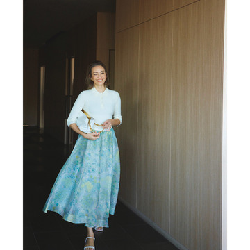 優美な花柄スカートで春の高揚感に満たされた着こなしに。気温21℃｜5/5(金)【50代の毎日コーデ】