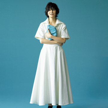 白いワンピースに映えるライトブルーの「2WAYバッグ」