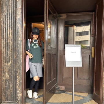 神戸らしいレトロなビルでアートに包まれたランチタイム