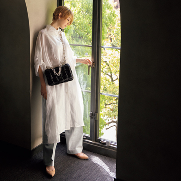 【ボッテガ・ヴェネタ】存在感を放つチェーンが魅力の「チェーン カセット」でこなれた装いに