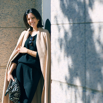 平坦な印象を回避。黒の柄小物でニットアップスタイルにメリハリを！