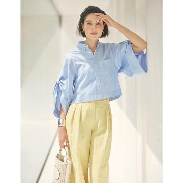 トレンドのブルーシャツをイエローパンツで爽やかな夏顔に更新！気温25℃｜6/1(土)【50代の毎日コーデ】