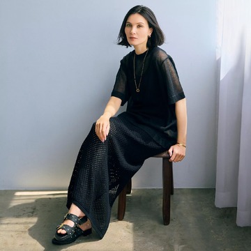 涼やかにおしゃれのレイヤードが楽しめる「ARGIET」のシアーニットプルオーバー