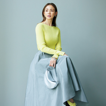 【福田亜矢子の品格グレーコーデ】春らしいシトラスイエローを光沢グレーのスカートでエレガントに