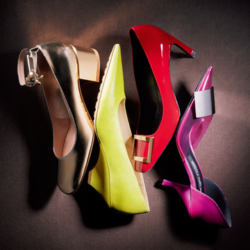 インパクトカラーのパンプスが秋服のダークな装いに映える！【この秋履きたい女優靴】