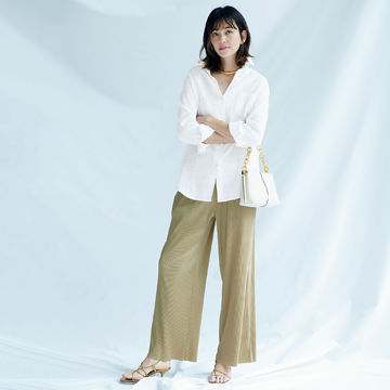 リラクシーな中に女らしさを感じさせて「Deuxième Classe」のリネンシャツ＆プリーツパンツ