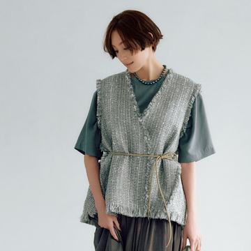 【フェミニン増しのショートジレ】Tシャツ＋スカートをAラインジレで今年らしく