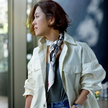 エルメスのスカーフ“カレ”を今っぽくつけこなす【大草直子の夏のマジックアイテム】