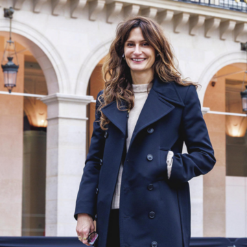 パリのマダムが支持するのは知的でエレガントな「ロングコート」コーデ【海外ファッションSNAP】