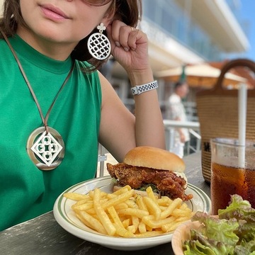 プライベートタイムに大活躍！夏に着映える服と、夏のホワイトアクセサリー。