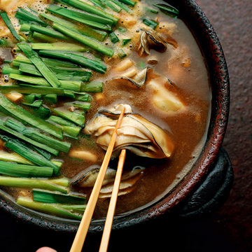 締めはうどんで！カレー味の「牡蠣とニラ」鍋レシピ【林高太郎さんの極上しゃぶしゃぶ】