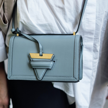 アクセサリー感覚でプラスするミニポシェットが大流行！【パリ&ミラノ 今夏のトレンドスナップ】