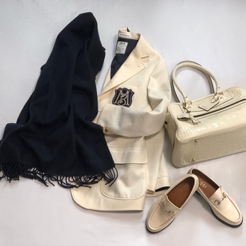 カシミヤ・ネイビーストールをプラスして。