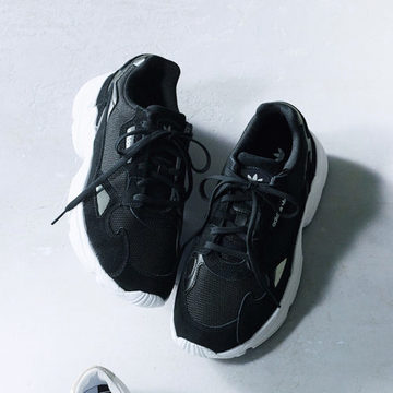 定番ブランドのイチ押し！今手に入れるべきは白と黒のスニーカー