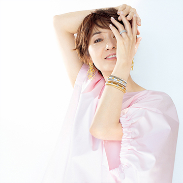 きらめくゴールドが大人の手もとに華やぎを添える！「ブチェラッティ」の太めバングル