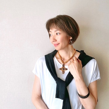 白Tシャツに映えるヴィンテージシャネルのネックレス