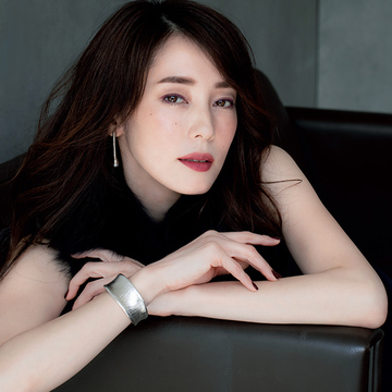 大人の下がり目じりを魅力に変える「ボルドー」のアイライナー