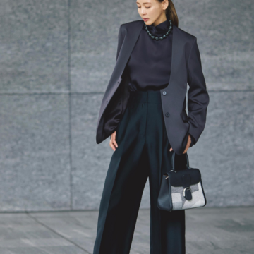 色調と質感の異なるブラックを重ねて、フォーマルな装いを新鮮にアップデート。最低気温11℃｜11/10(月)【50代の毎日コーデ】