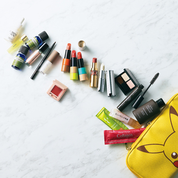 鵜飼香子さんの「情報発信ポーチ」にはトレンドアイテムが満載【麗し美女の「ポーチの中身」夏】