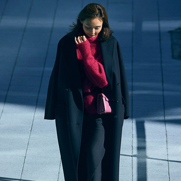 目を引く鮮やかな「ビビッドピンク」も黒とあわせれば甘くない大人なコーデに！