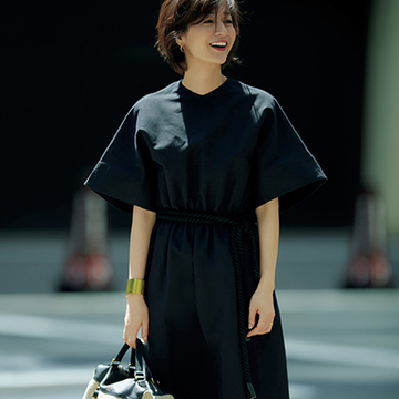 小物使いでテイストも自由自在に！一枚できまる、黒ワンピーススタイル【富岡佳子、夏の私服スタイル】