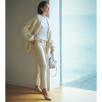 カーディガンやパンツ、真冬の大人を素敵に見せる白アイテム