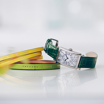 「フランク ミュラー」の名作時計×ビタミンカラーのバングルで手もと映え