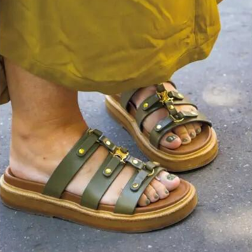 【パリ&ミラノのおしゃれマダムSNAP】リラクシングなスライダーサンダルを存在感あるデザインで！