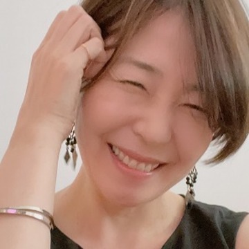 夏を前にショートヘアとハイライトでスタイリッシュに