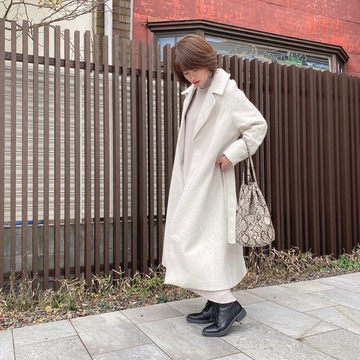 イヴルルド遥華さんの鑑定には「楽してきちんと見え」するグレージュのワントーンコーデ