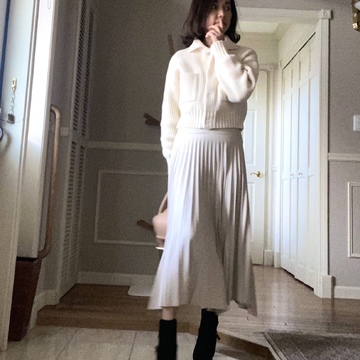 春はクリーム系で柔らかな印象に。