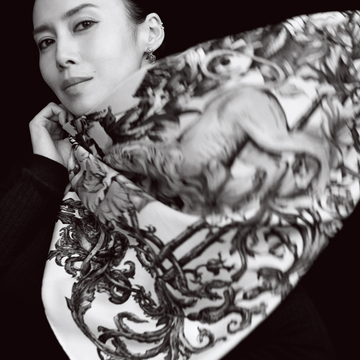 【中谷美紀】華やかスカーフで迫力きわだつドレスアップスタイル