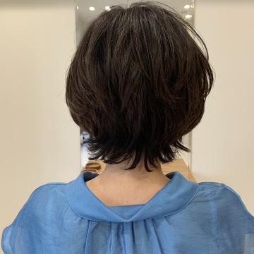 梅雨や猛暑も簡単ケア！クセ毛を活かして楽しむ50代のショートヘア