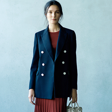 「ネイビー」のアウターでつくる、大人女性の好感度高めスタイル4