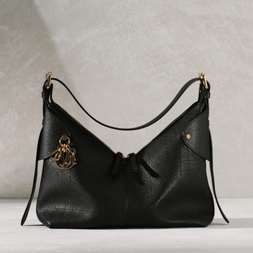 【eclat’s pick up】ディオールが生み出すラグジュアリーな新作ホーボーバッグが50代の洒落感を高める