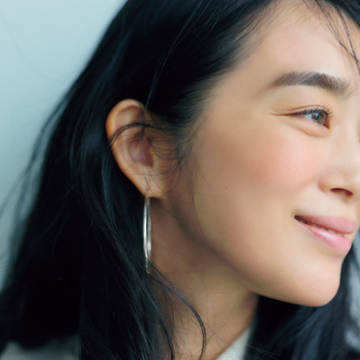 チークは薄づけで、エッジにも！【ベージュ服×メイクテクニック】