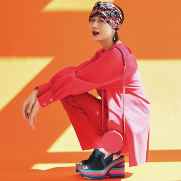 サンダルやヘッドアクセでパワーのある色を大胆に重ねて【富岡佳子 エルメスと踊る、おしゃれの遊び心】