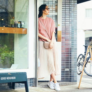 初夏の足もと、頼れるトリオを発表！「茶サンダル、白スニーカー、銀の靴」　五選