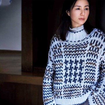 カジュアルコーデを格上げしてくれる「アーガイル柄の手編みニット」【井川遥がまとう“極上のカシミヤ”】