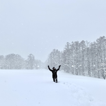 初挑戦のスノーシューで静かな森の中を歩く