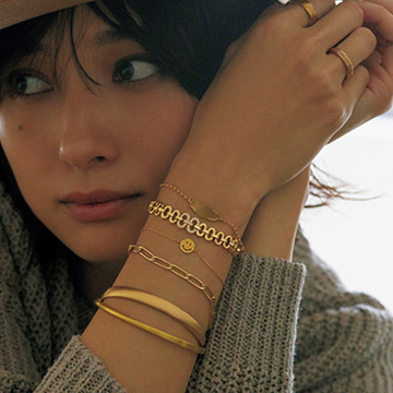 手もとに細やかなきらめきを！「ベージュのローゲージニット×ブレスレット」でリュクスな着こなしが完成