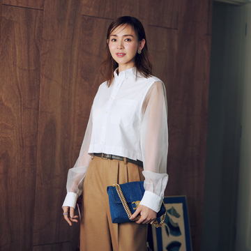 【50代が買うべき春トップス】袖だけ透けるデザインで定番白シャツがドレス感ある一着に