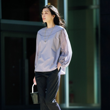 ボリューム袖ブラウスはコントラスト配色で甘さを抑えて【50代に似合うコーディネートの正解】