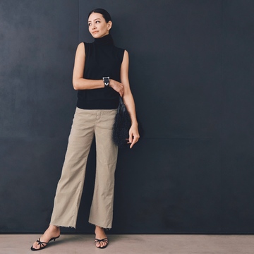 ノースリーブだけどハイネックの絶妙バランスで、晩夏の肌見せはシックに決める。気温32℃｜8/25(月)【50代の毎日コーデ】