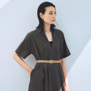 ブラウンのワンピースにトープのベルトを巻いて、色とシルエットのWのメリハリでスタイルよく。気温26℃｜9/22(月)【50代の毎日コーデ】