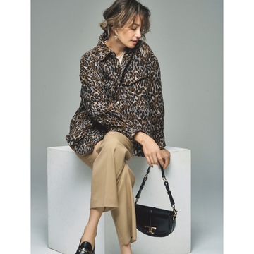 レオパード柄シャツを軸にしたワントーンコーデで、カジュアル服のこなれ感アップ。最高気温11℃｜12/20(水)【50代の毎日コーデ】