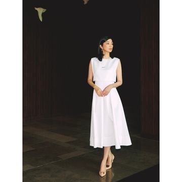 夏のビジネスシーンの装いは、品よく絵になる白ワンピースで聡明な女性像を表現。最高気温31℃｜8/7(木)【50代の毎日コーデ】