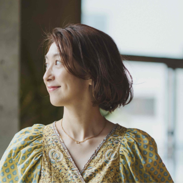 ヘアアイロンで一束ずつ巻くだけ！　華組・一色華菜子さんの「くせ毛風ボブ」の作り方を大公開！